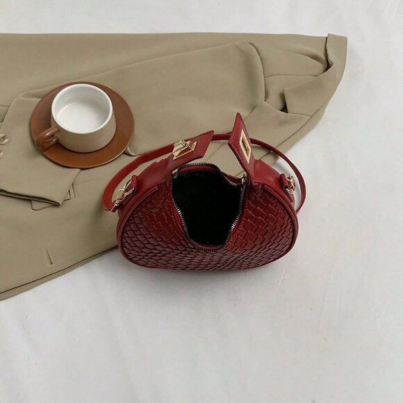 Red Vintage Women's Plain Faux Leather Moon-Shaped Bag With Zipper Closure - Picture 6 of 6